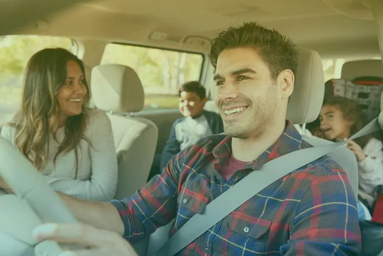 Kinderen in auto op kinderzitje